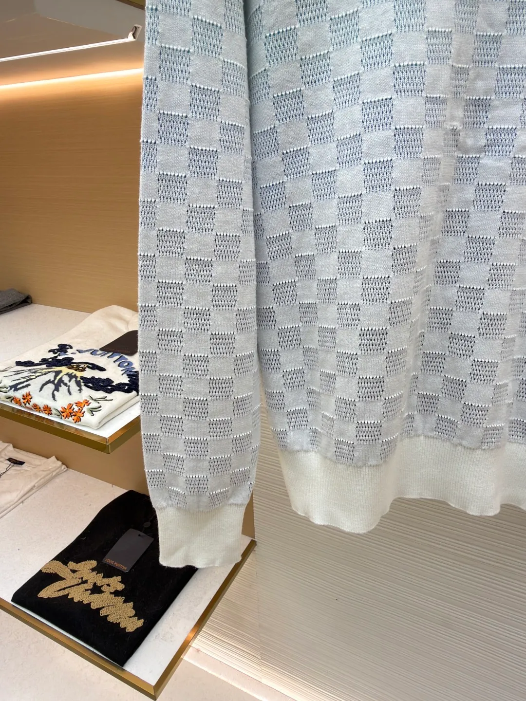 LOUIS VUITTON Checkerboard Gradient Jacquard Sweater ●Original version: Purchased and developed for 12200 ●Item number: 1681959-A85 ●Fabric: 100% cotton ●Technology: Jacquard production ●Color: Gradient color ●Version: Fitted version ●Weight: about 475 grams ●Size: S-M-L-XL ●Description: Made of 80 cotton, 20 wool blended wool. The bottom adopts multi-color inlay weaving method, and the face is imported and woven into a hollow checkerboard pattern, while showing the unique style of gradient technology. Garment washing removes wool residue, leaving the upper body softer. Signature embroidered logo at chest. This cotton long-sleeve sweater is updated with a jacquard mesh knitting technique that embodies the Damier pattern, creating a gradient effect in elegant tones, while adding a sophisticated touch with the Marque L.Vuitton Déposée embroidered patch at the rear. The overall wiring is straight and delicate, the fabric is comfortable and soft, and the color is consistent without color difference. It can be matched with the same style to create a fashionable look and control various occasions. Customized accessories, complete with three standards, same style for men and women!